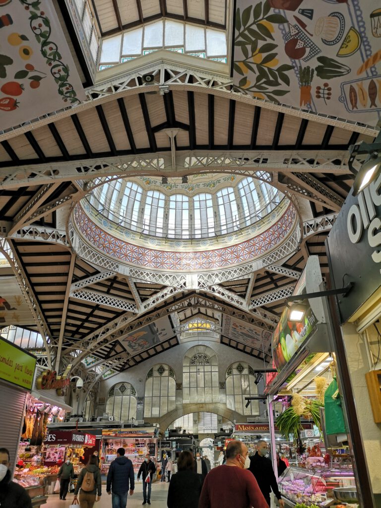 Ein Blick an die verzierte Decke im Innern des Mercado Central in Valencia