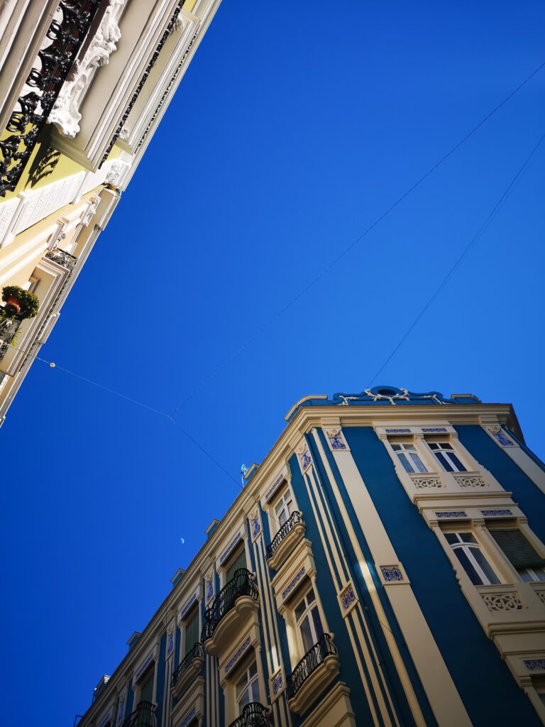 Ein blaues Haus unter blauem Himmel in Ruzafa, Valencia. Copyright: 1000placesinvalencia.com